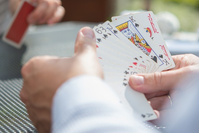 'Pokerspieler betrachtet seine Hand' via Pixabay
