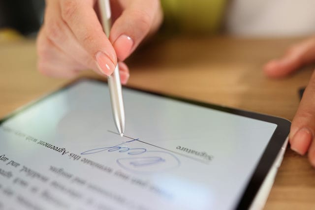 Elektronische Unterschriften Elektronische Unterschrift auf Tablet